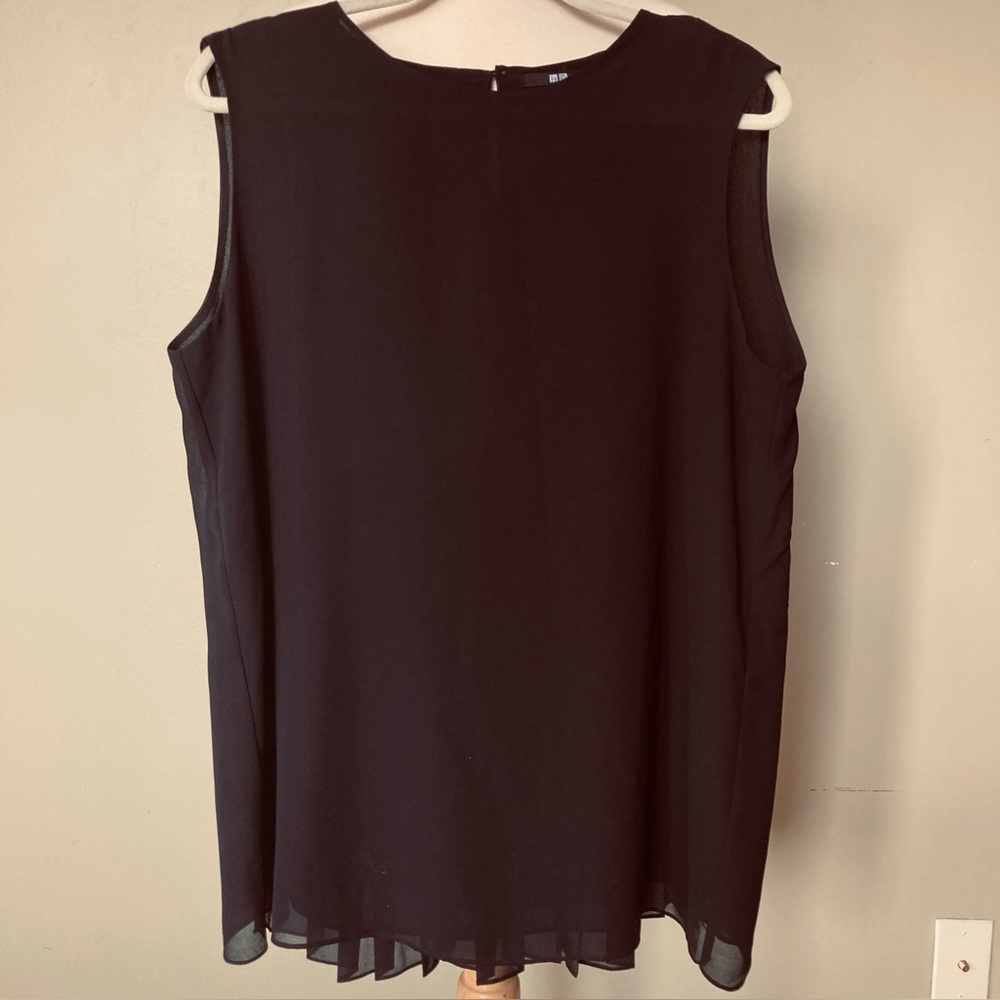 UNIQLO Sleeveless Pleated Back Top